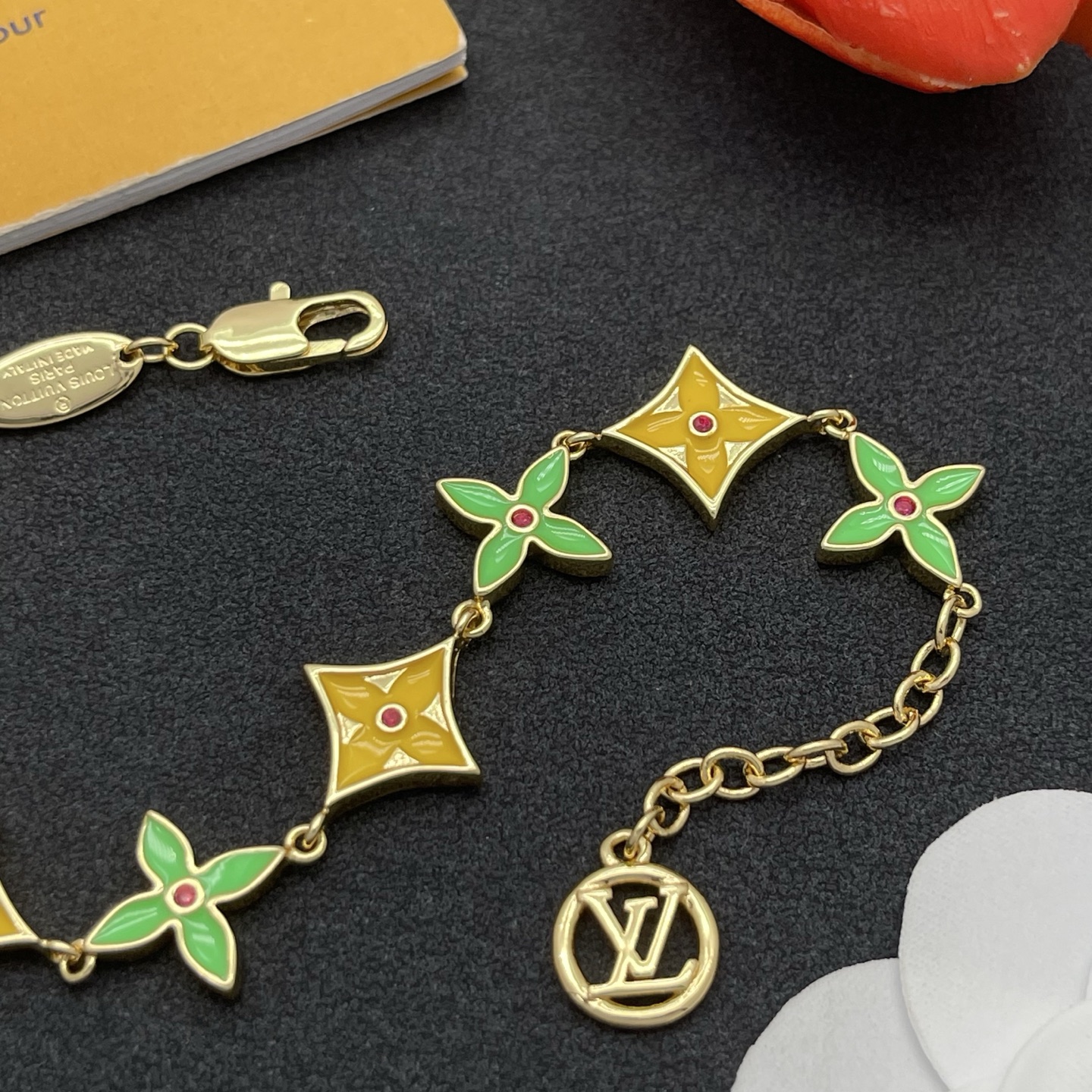 LV高仿琺瑯手鍊 黃綠花型設計女款飾品 清新風格造型推薦| 9 LV高仿琺瑯手鍊 黃綠花型設計女款飾品 清新風格造型推薦
