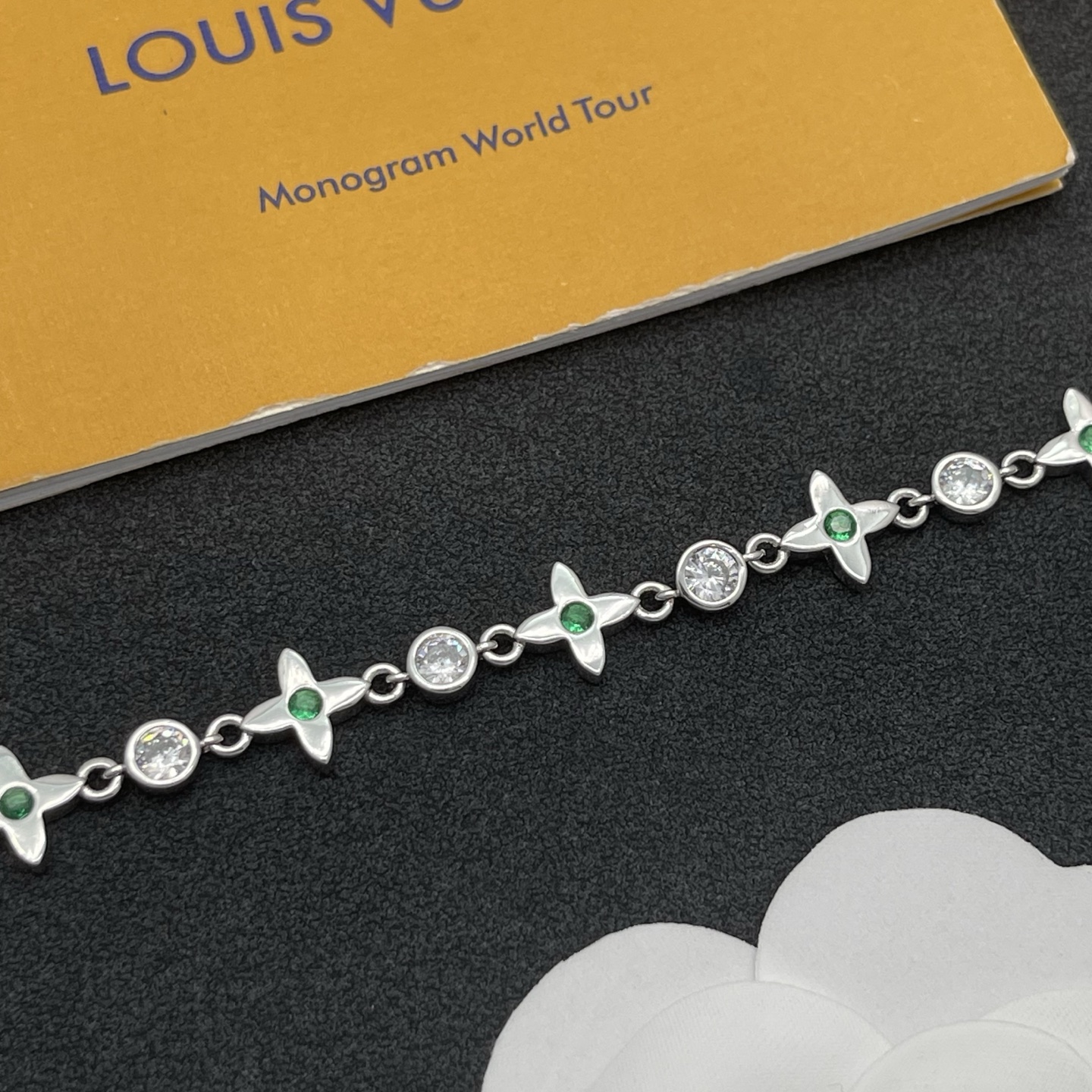 LV A貨銀色花卉手鍊 女士清爽風格飾品 鋯石點綴設計| 12 LV A貨銀色花卉手鍊 女士清爽風格飾品 鋯石點綴設計