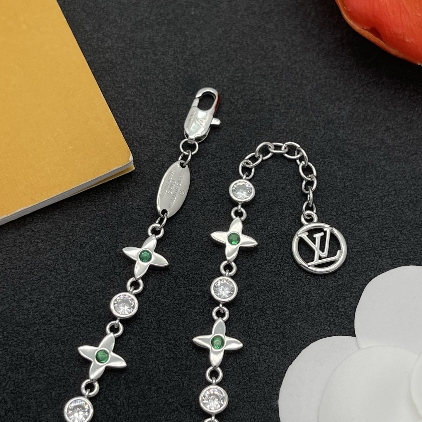 LV A貨銀色花卉手鍊 女士清爽風格飾品 鋯石點綴設計| 11 LV A貨銀色花卉手鍊 女士清爽風格飾品 鋯石點綴設計