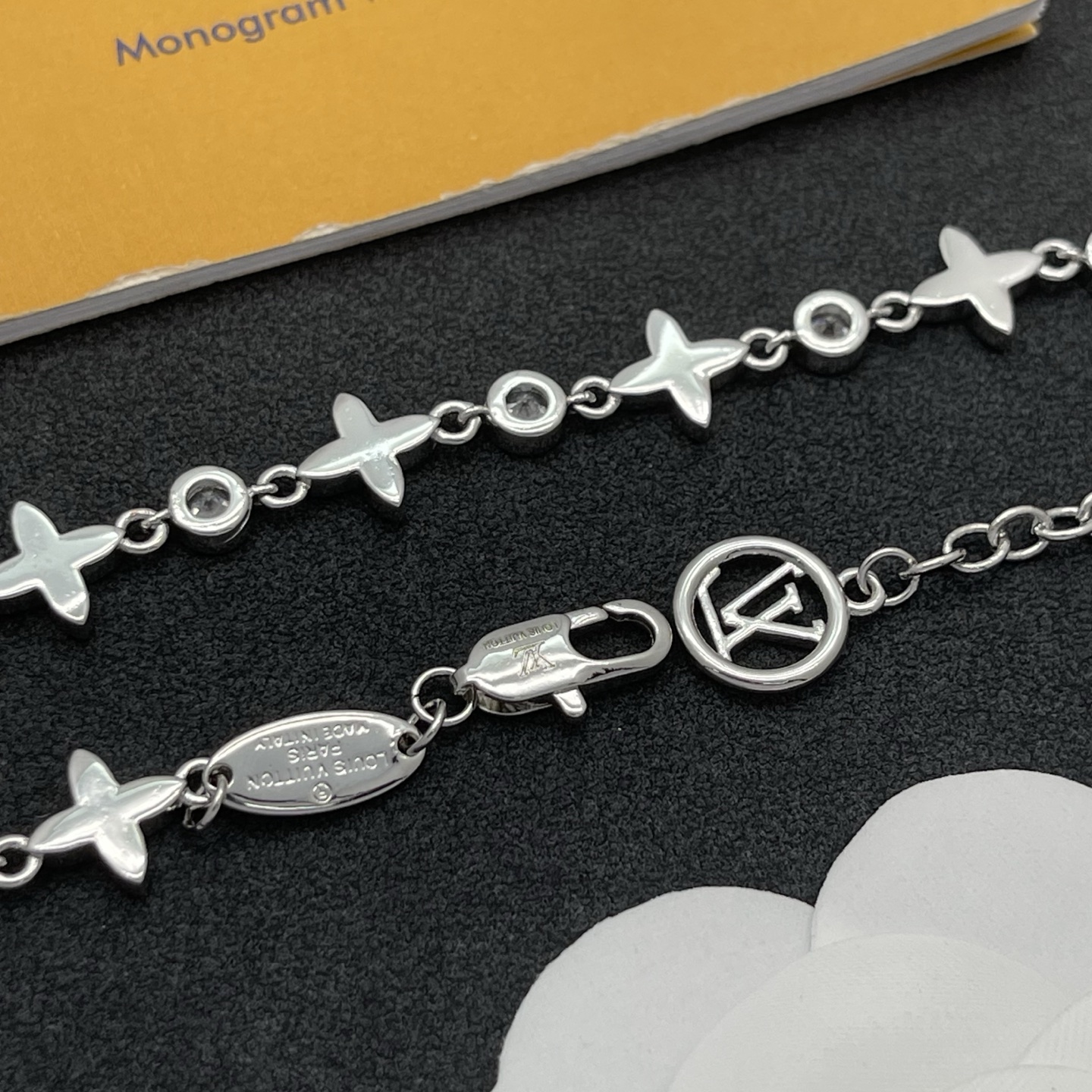 LV A貨銀色花卉手鍊 女士清爽風格飾品 鋯石點綴設計| 8 LV A貨銀色花卉手鍊 女士清爽風格飾品 鋯石點綴設計