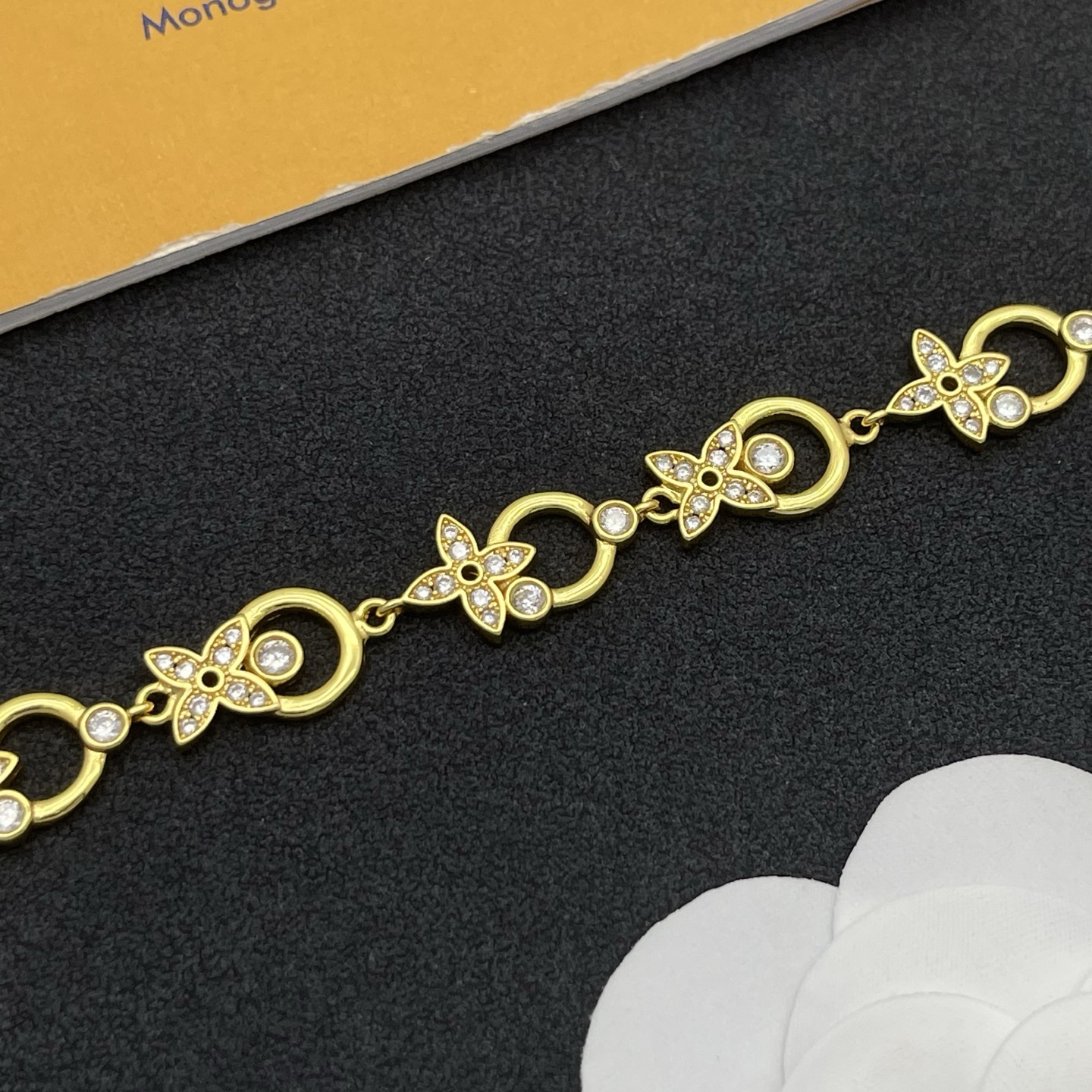 LV高仿花形手鍊 金色橢圓鏈結鋯石點綴女款飾品 穿搭百搭推薦| 12 LV高仿花形手鍊 金色橢圓鏈結鋯石點綴女款飾品 穿搭百搭推薦