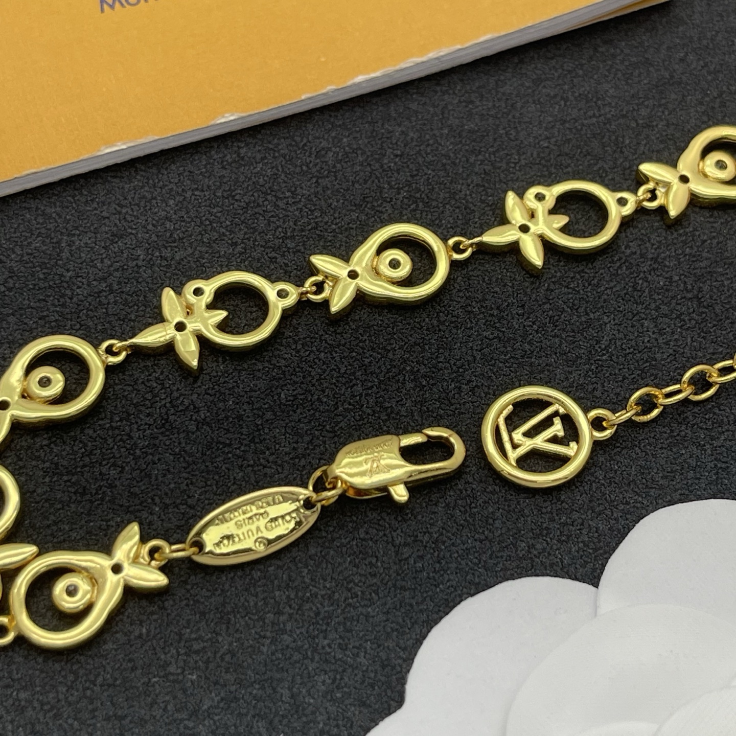 LV高仿花形手鍊 金色橢圓鏈結鋯石點綴女款飾品 穿搭百搭推薦| 8 LV高仿花形手鍊 金色橢圓鏈結鋯石點綴女款飾品 穿搭百搭推薦