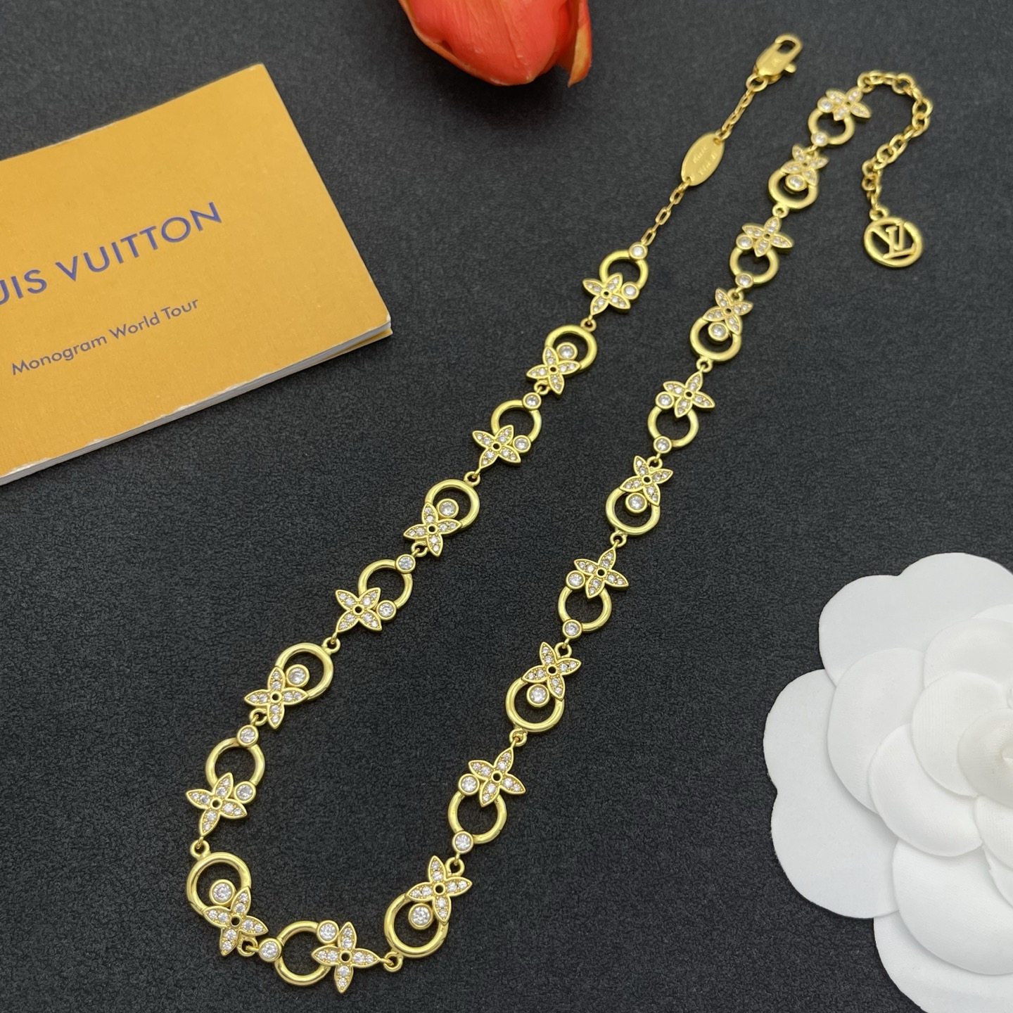 LV A貨橢圓花型項鍊 女款金色鋯石點綴設計 高質感通勤飾品| 12 LV A貨橢圓花型項鍊 女款金色鋯石點綴設計 高質感通勤飾品