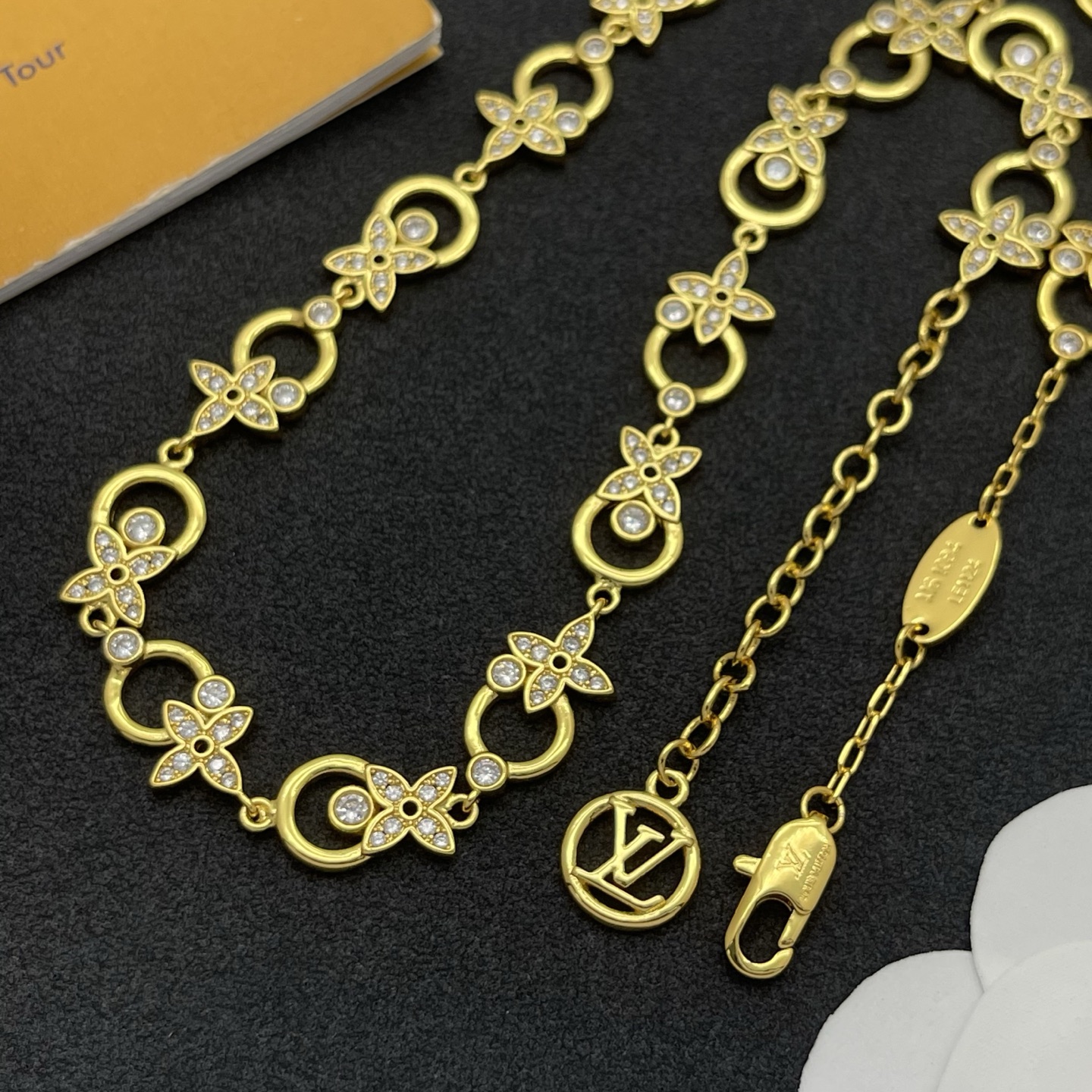 LV A貨橢圓花型項鍊 女款金色鋯石點綴設計 高質感通勤飾品| 10 LV A貨橢圓花型項鍊 女款金色鋯石點綴設計 高質感通勤飾品