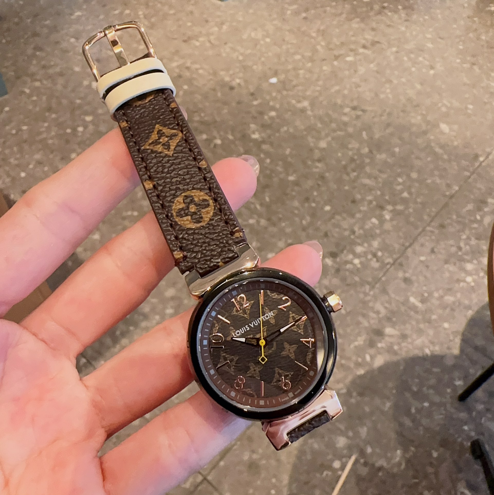 LV原單女款Monogram老花皮革手錶 復古質感圓面設計| 13 LV原單女款Monogram老花皮革手錶 復古質感圓面設計