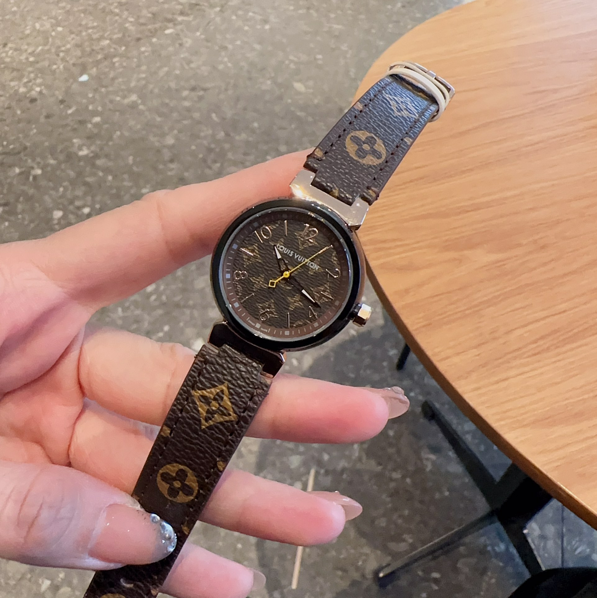 LV原單女款Monogram老花皮革手錶 復古質感圓面設計| 10 LV原單女款Monogram老花皮革手錶 復古質感圓面設計