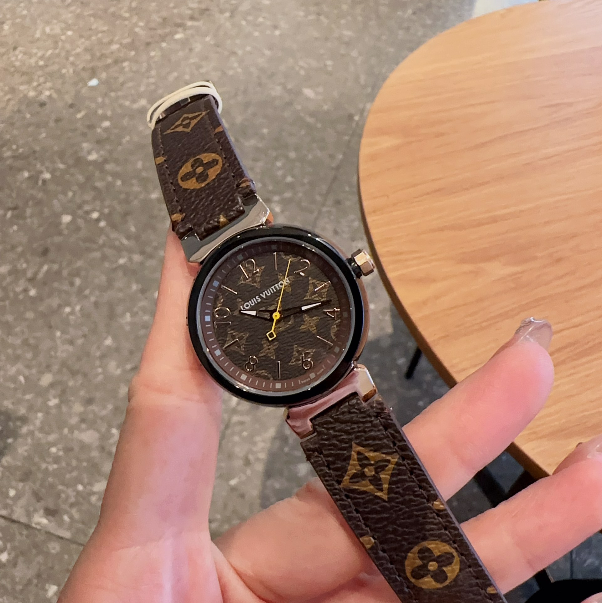 LV原單女款Monogram老花皮革手錶 復古質感圓面設計| 9 LV原單女款Monogram老花皮革手錶 復古質感圓面設計