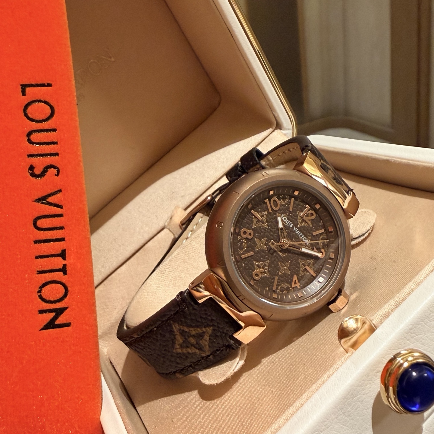 LV原單女款Monogram圖騰手錶 金屬錶殼設計復古華麗| 13 LV原單女款Monogram圖騰手錶 金屬錶殼設計復古華麗