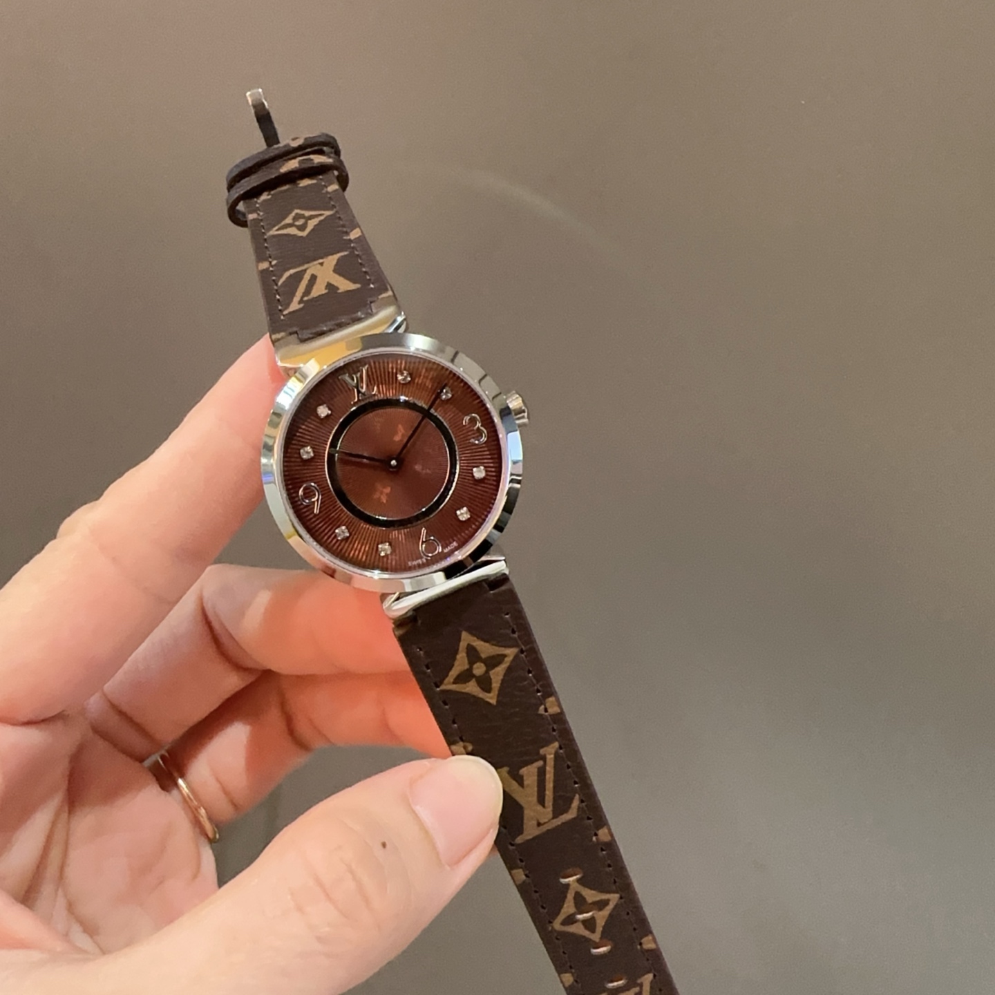 LV A貨女款老花面盤咖啡色腕錶 圓面經典百搭設計| 14 LV A貨女款老花面盤咖啡色腕錶 圓面經典百搭設計