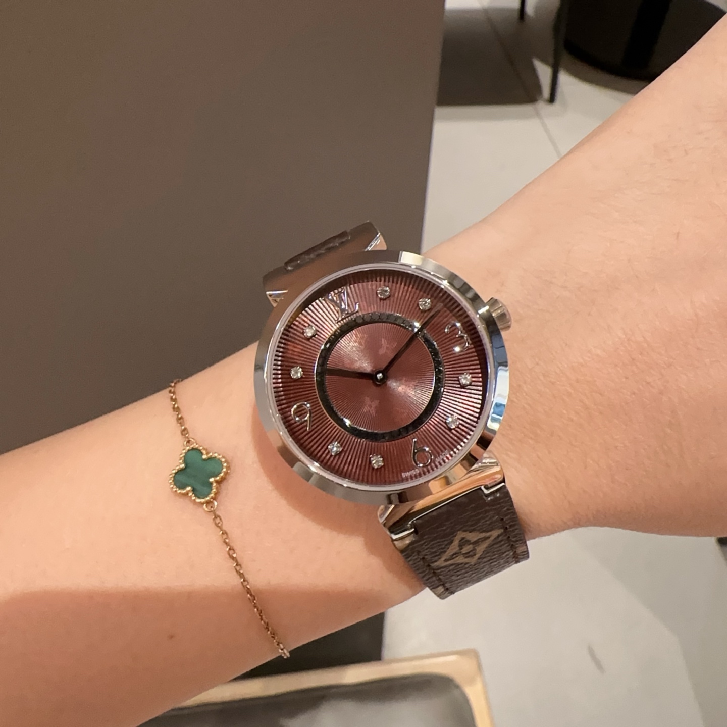 LV A貨女款老花面盤咖啡色腕錶 圓面經典百搭設計| 9 LV A貨女款老花面盤咖啡色腕錶 圓面經典百搭設計