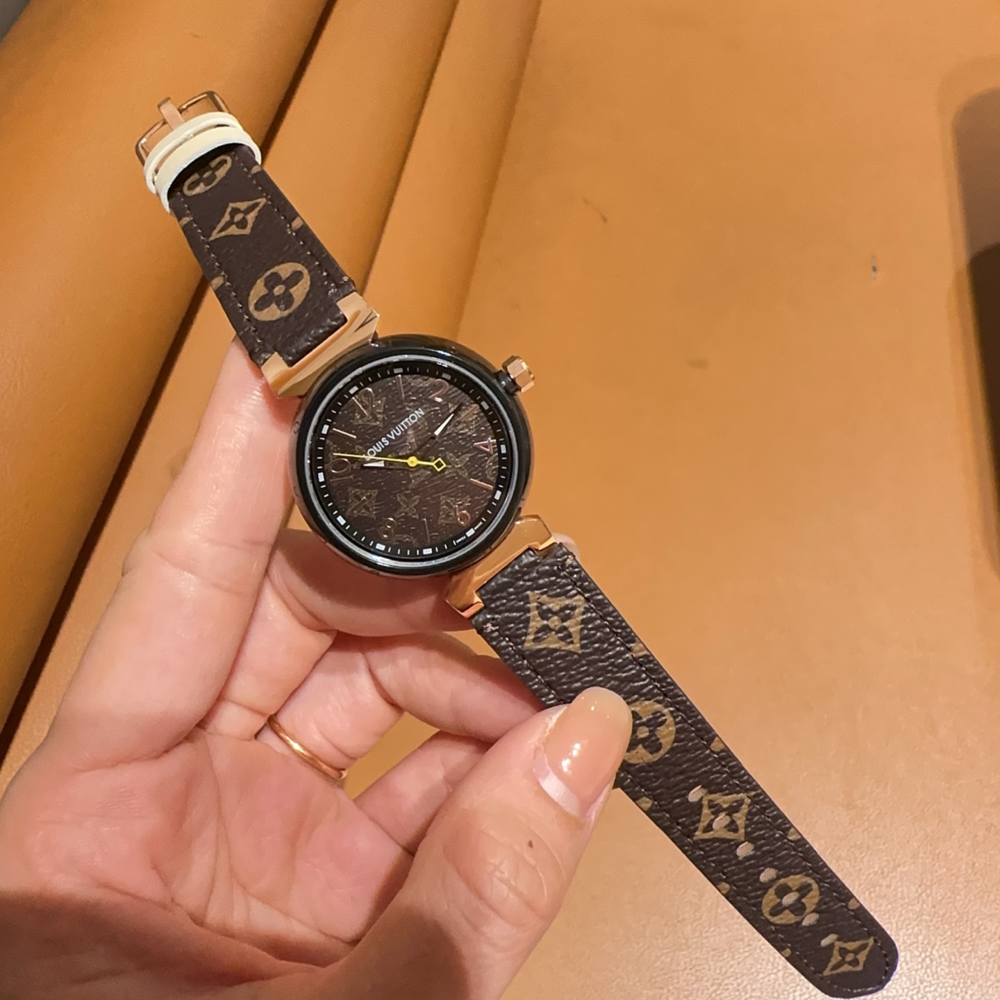LV高仿女款老花面盤手錶 經典Monogram皮革優雅設計| 11 LV高仿女款老花面盤手錶 經典Monogram皮革優雅設計