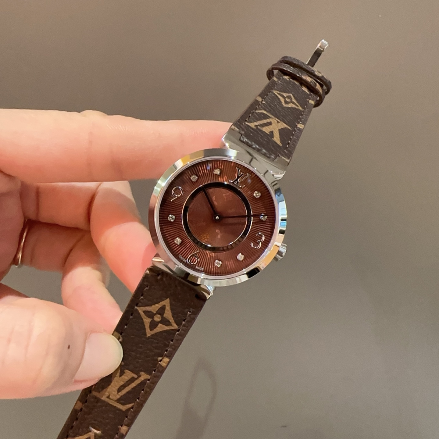 LV精品仿製女錶 棕面水鑽雕花設計 優雅典藏款| 14 LV精品仿製女錶 棕面水鑽雕花設計 優雅典藏款