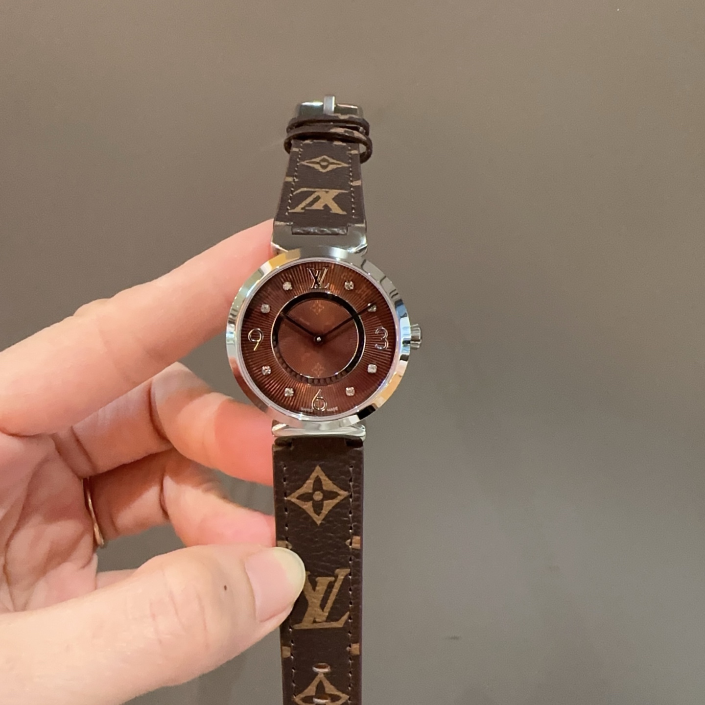 LV精品仿製女錶 棕面水鑽雕花設計 優雅典藏款| 11 LV精品仿製女錶 棕面水鑽雕花設計 優雅典藏款