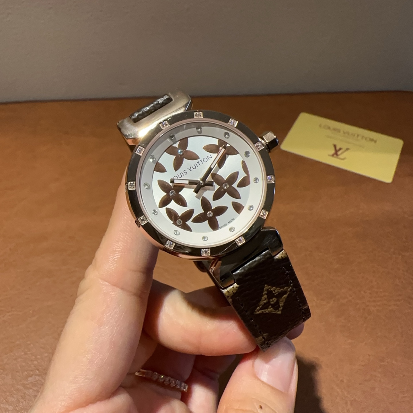 LV原單女款白面花紋鑽錶 經典圖騰設計 典雅復刻系列| 12 LV原單女款白面花紋鑽錶 經典圖騰設計 典雅復刻系列