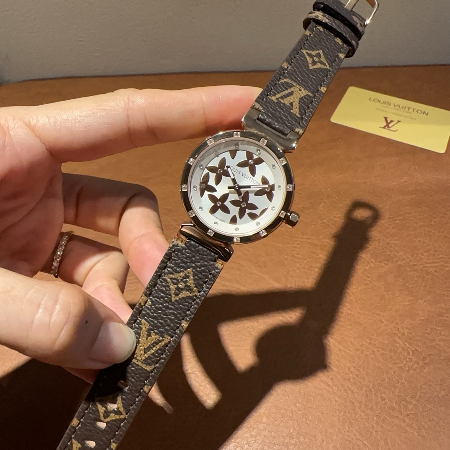 LV原單女款白面花紋鑽錶 經典圖騰設計 典雅復刻系列| 11 LV原單女款白面花紋鑽錶 經典圖騰設計 典雅復刻系列