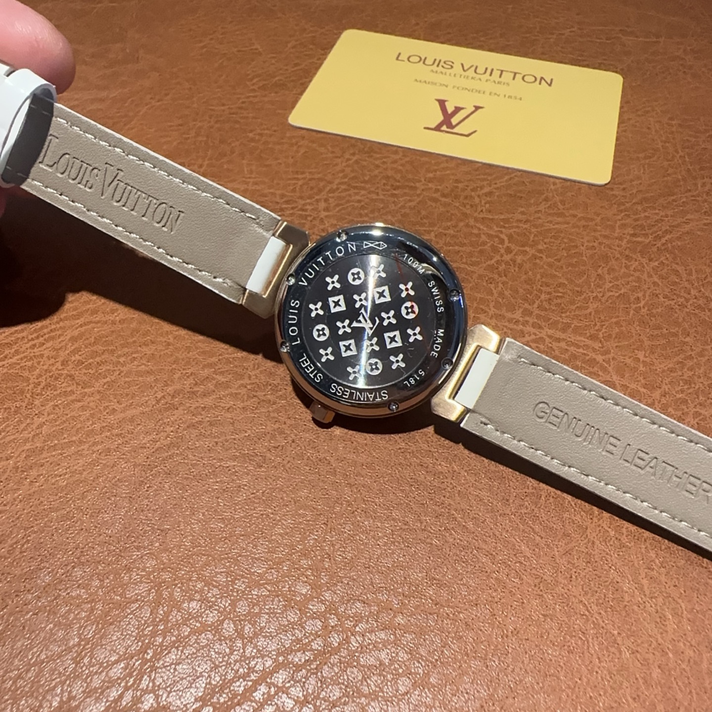 LV高仿白面女錶 黃秒針設計 極簡石英風格款式| 8 LV高仿白面女錶 黃秒針設計 極簡石英風格款式
