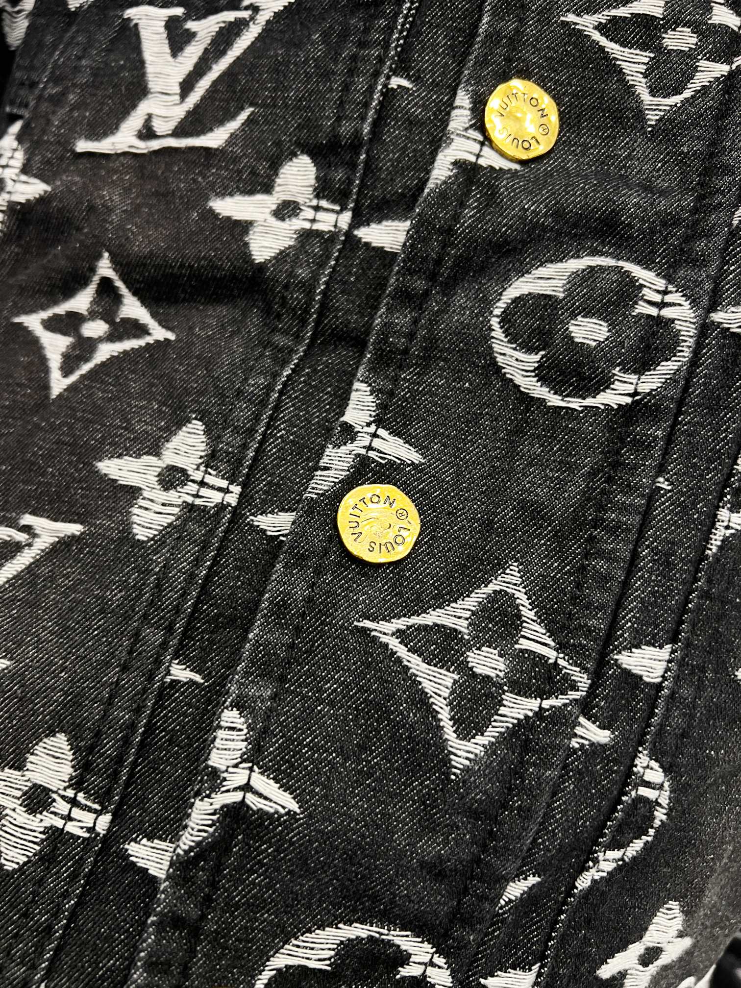 LV一比一老花丹寧外套 經典Monogram滿版圖騰設計| 10 LV一比一老花丹寧外套 經典Monogram滿版圖騰設計
