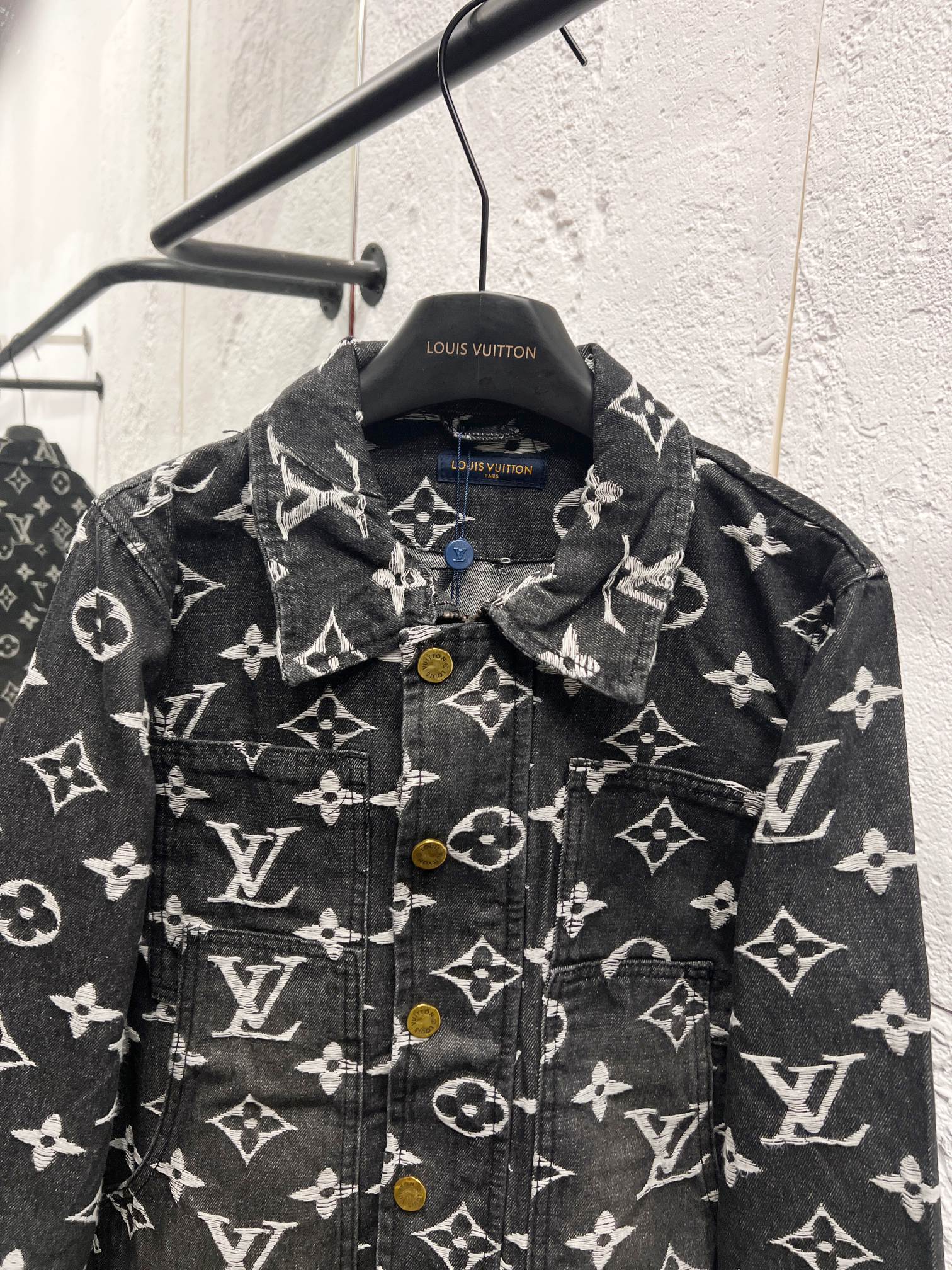 LV一比一老花丹寧外套 經典Monogram滿版圖騰設計| 7 LV一比一老花丹寧外套 經典Monogram滿版圖騰設計