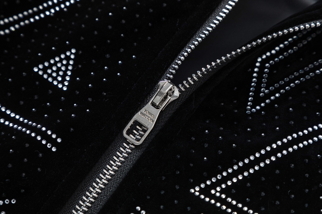 LV A貨黑色亮鑽Logo外套 奢華刺繡時尚潮流版型| 8 LV A貨黑色亮鑽Logo外套 奢華刺繡時尚潮流版型