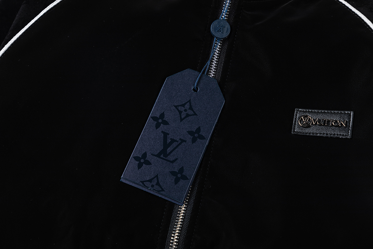 LV高仿Monogram拼接雙口袋外套 街頭機能混搭設計| 17 LV高仿Monogram拼接雙口袋外套 街頭機能混搭設計
