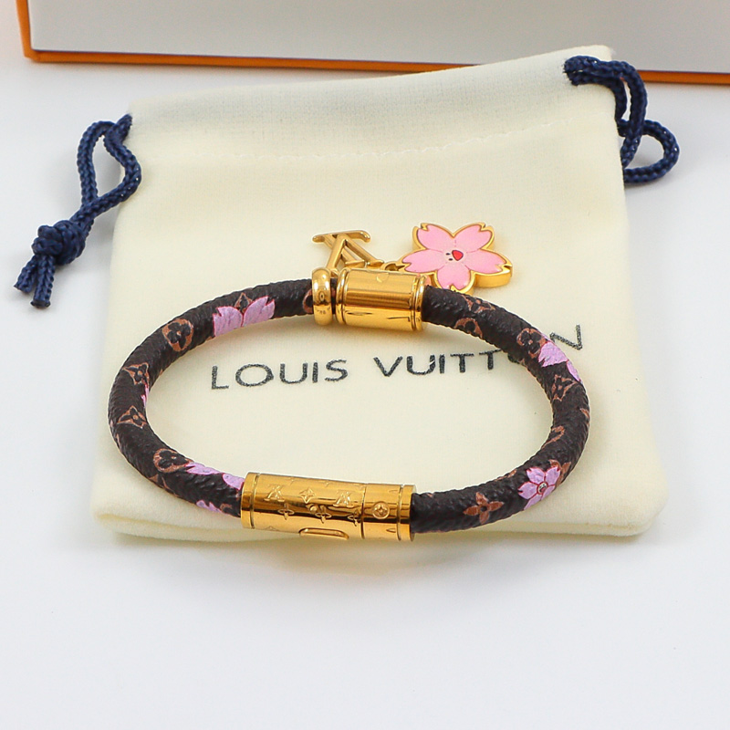 LV 高仿精品手鍊 櫻花吊飾設計可愛風 鋼扣安全好戴推薦款| 8 LV 高仿精品手鍊 櫻花吊飾設計可愛風 鋼扣安全好戴推薦款