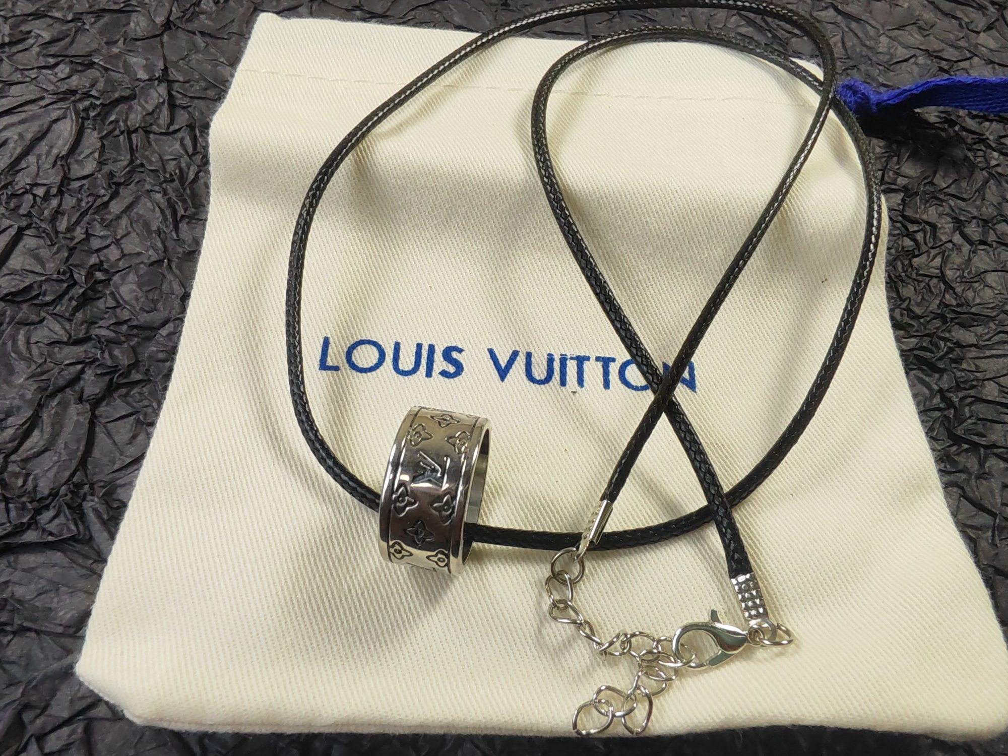 LV 一比一男士皮繩項鍊 戒指吊墜設計 精緻細節對標精品款| 11 LV 一比一男士皮繩項鍊 戒指吊墜設計 精緻細節對標精品款