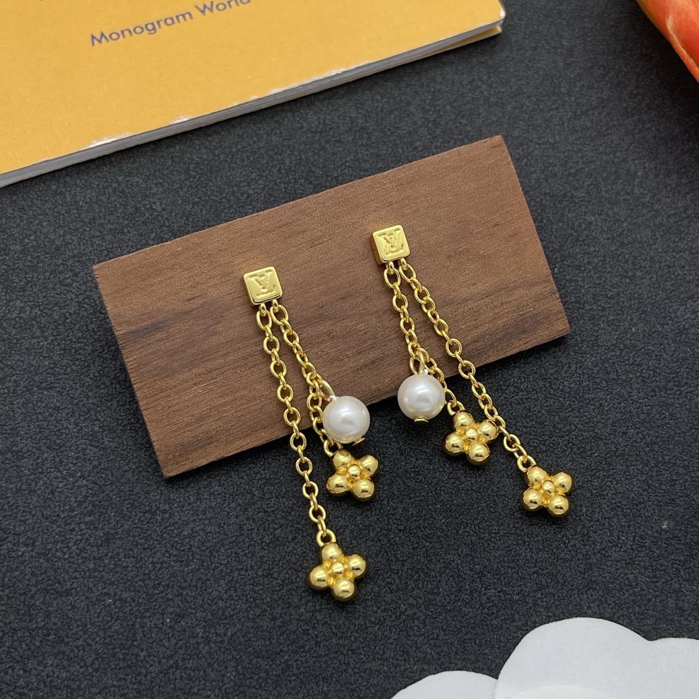 LV 原單珍珠吊飾耳環 金色立體花卉造型 高級精緻感| 13 LV 原單珍珠吊飾耳環 金色立體花卉造型 高級精緻感