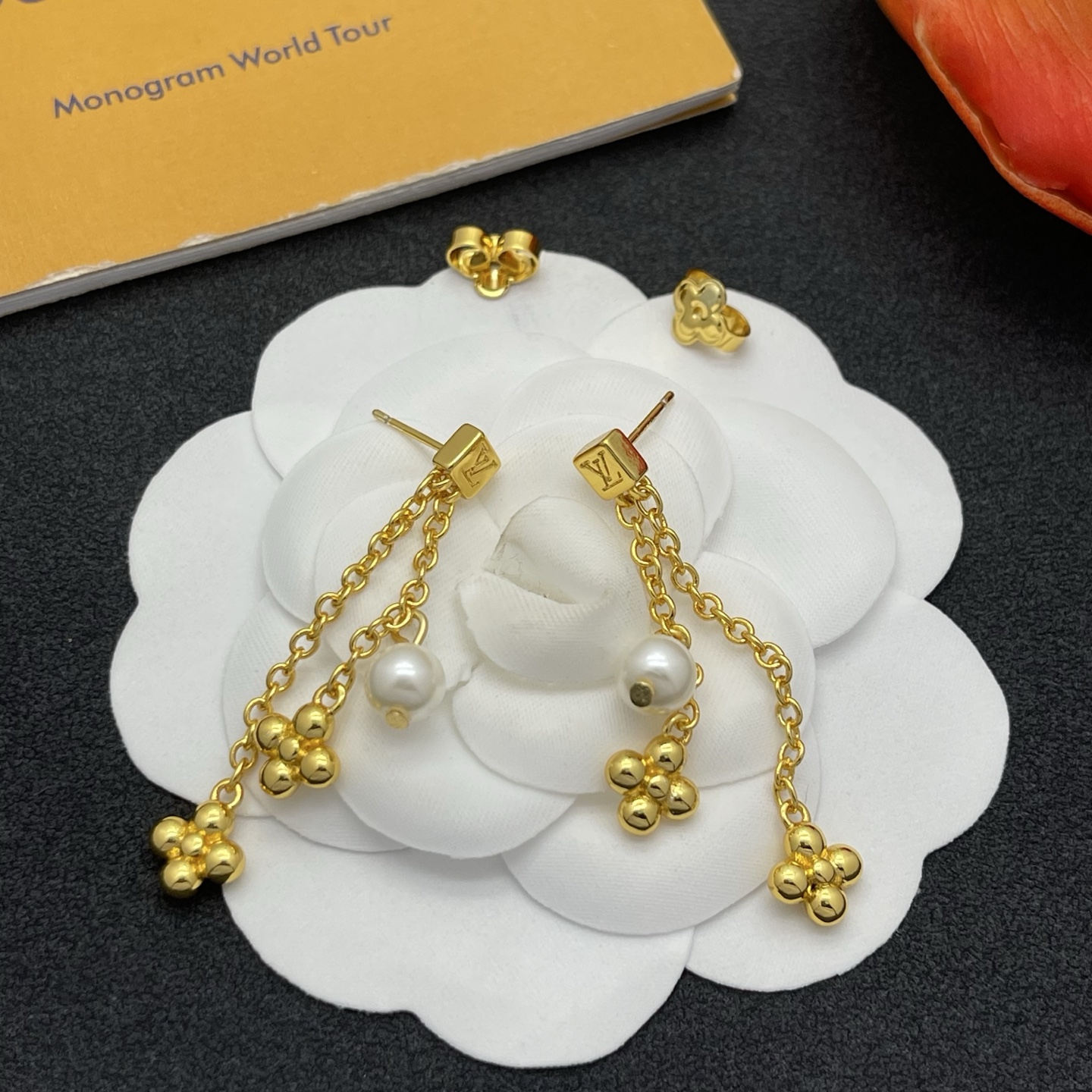 LV 原單珍珠吊飾耳環 金色立體花卉造型 高級精緻感| 10 LV 原單珍珠吊飾耳環 金色立體花卉造型 高級精緻感