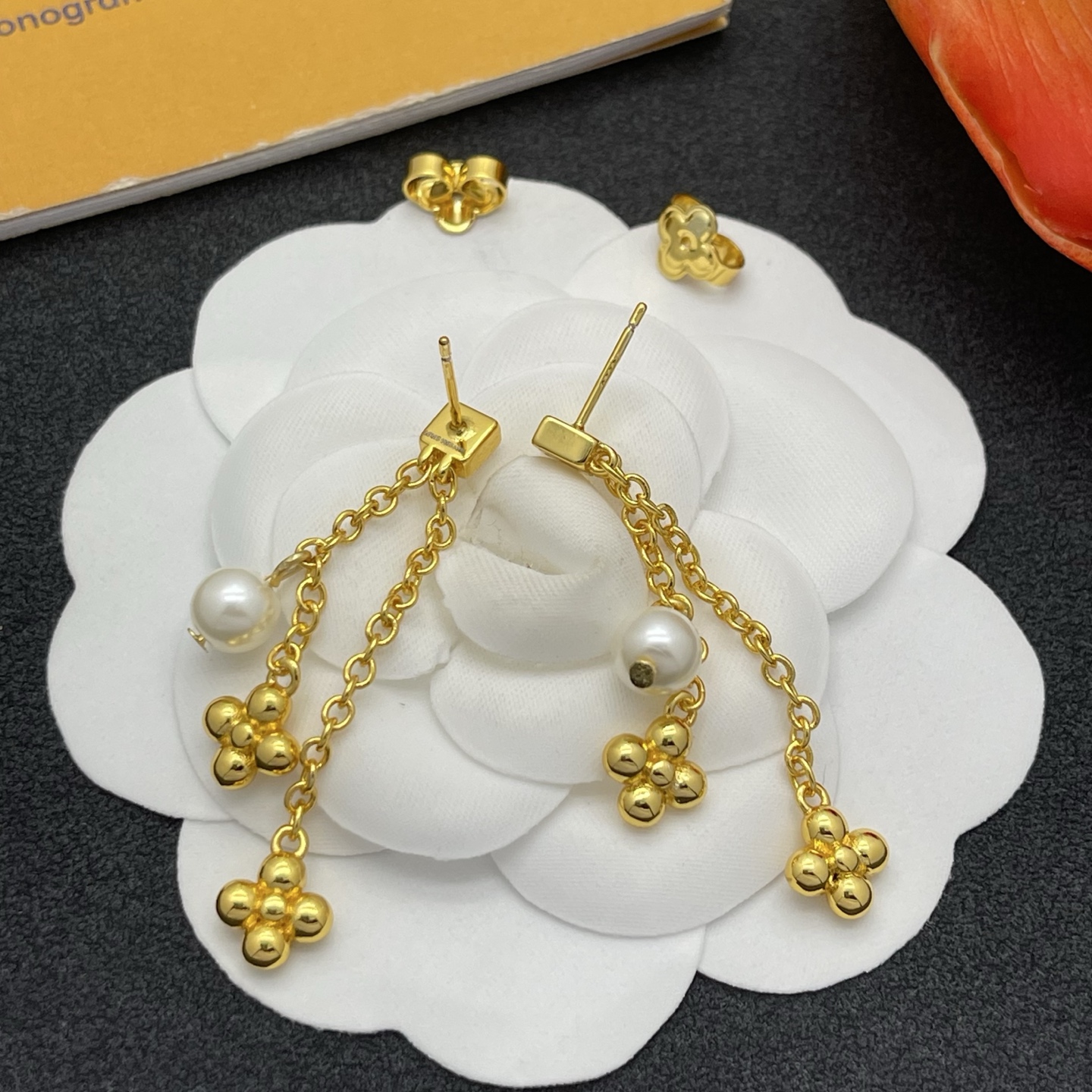 LV 原單珍珠吊飾耳環 金色立體花卉造型 高級精緻感| 9 LV 原單珍珠吊飾耳環 金色立體花卉造型 高級精緻感