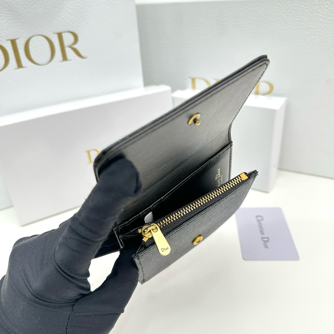 Dior高仿短夾 黑色粒面皮革 CD金屬標識 女士輕奢百搭款| 8 Dior高仿短夾 黑色粒面皮革 CD金屬標識 女士輕奢百搭款