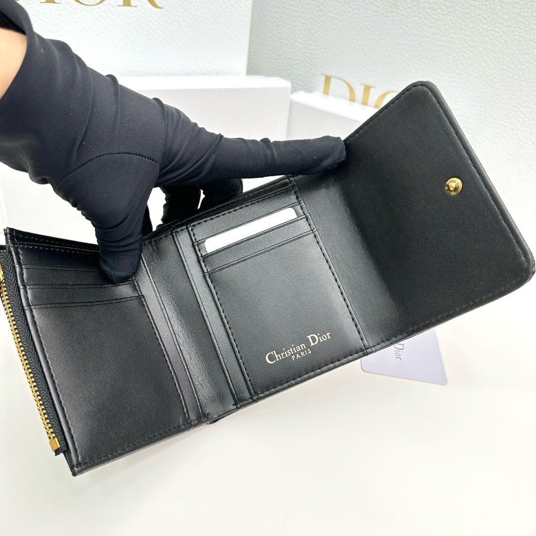 Dior高仿短夾 黑色粒面皮革 CD金屬標識 女士輕奢百搭款| 9 Dior高仿短夾 黑色粒面皮革 CD金屬標識 女士輕奢百搭款