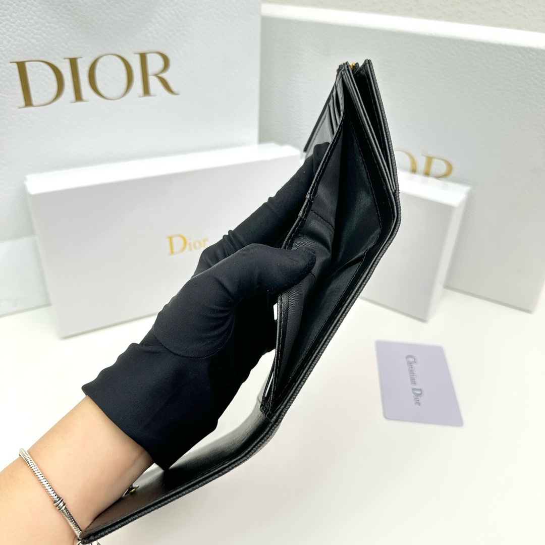 Dior高仿短夾 黑色粒面皮革 CD金屬標識 女士輕奢百搭款| 7 Dior高仿短夾 黑色粒面皮革 CD金屬標識 女士輕奢百搭款