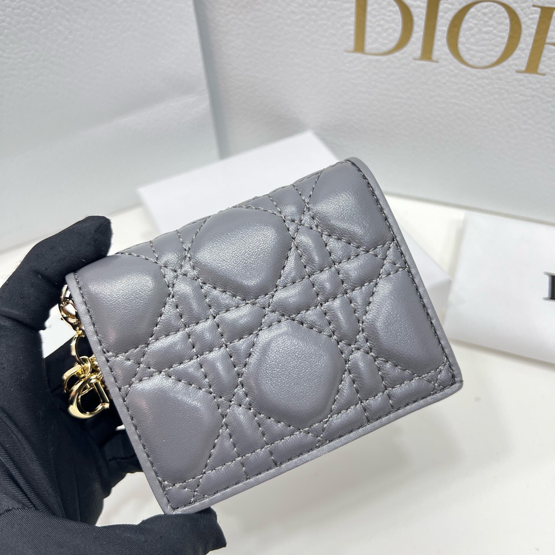 DiorA貨短夾 灰色Lady Dior藤格紋壓紋設計 女士迷你收納款| 12 DiorA貨短夾 灰色Lady Dior藤格紋壓紋設計 女士迷你收納款