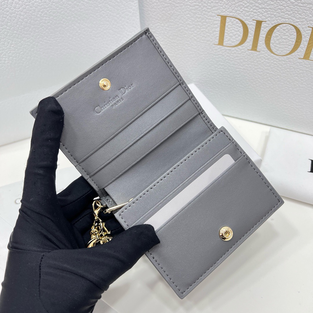 DiorA貨短夾 灰色Lady Dior藤格紋壓紋設計 女士迷你收納款| 11 DiorA貨短夾 灰色Lady Dior藤格紋壓紋設計 女士迷你收納款
