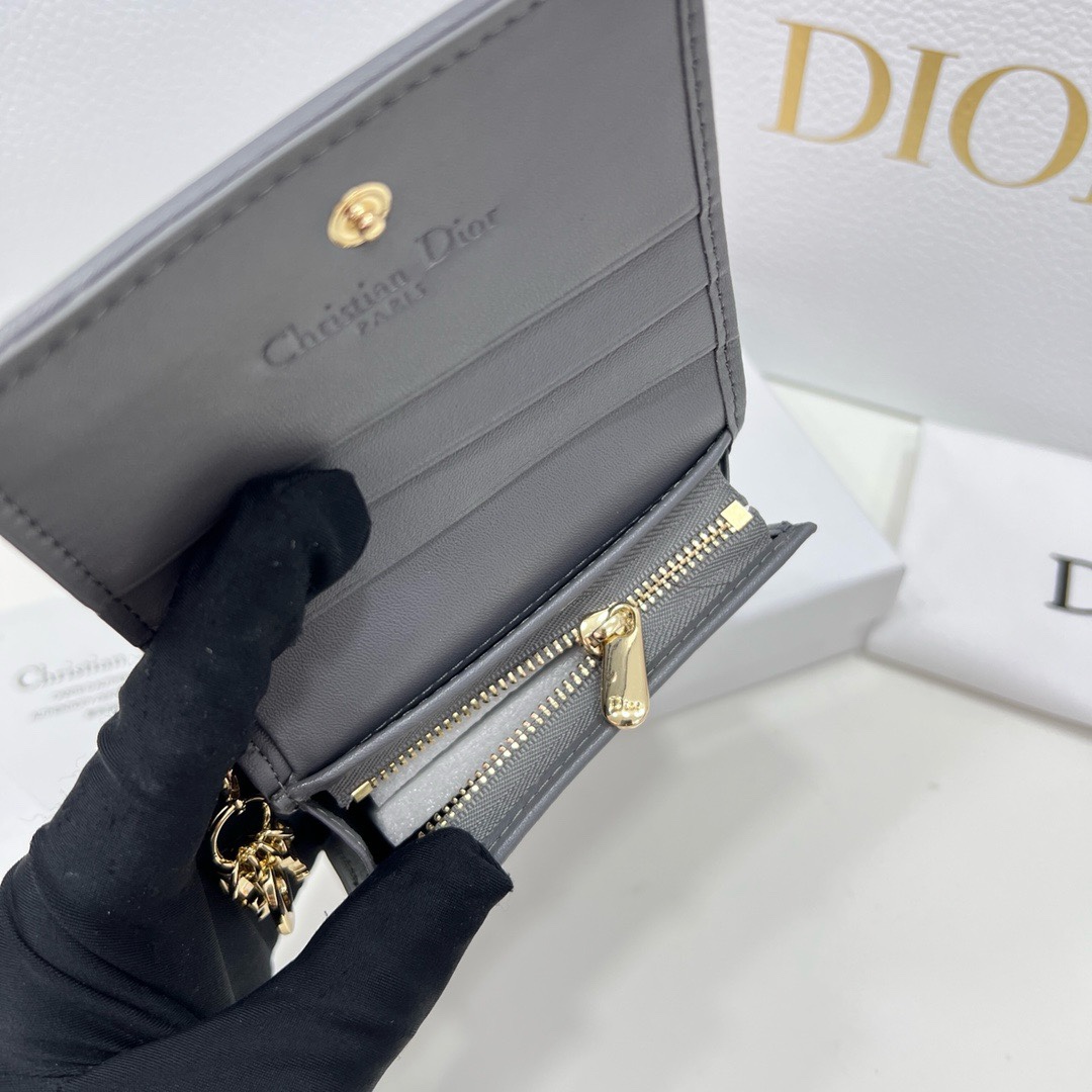 DiorA貨短夾 灰色Lady Dior藤格紋壓紋設計 女士迷你收納款| 9 DiorA貨短夾 灰色Lady Dior藤格紋壓紋設計 女士迷你收納款