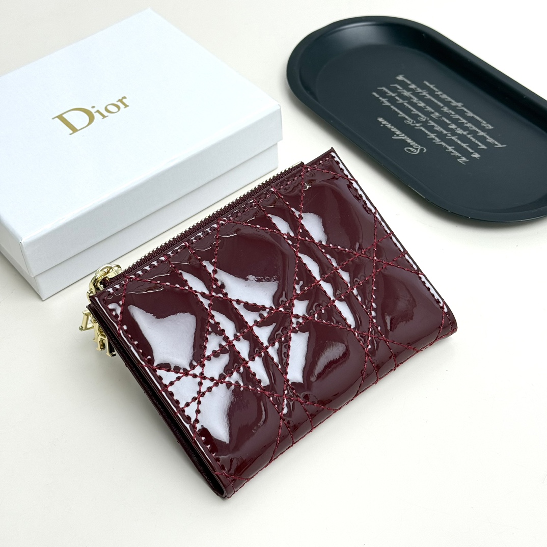 Dior原單短夾 酒紅漆皮Lady Dior圖騰 拉鍊吊飾設計| 14 Dior原單短夾 酒紅漆皮Lady Dior圖騰 拉鍊吊飾設計