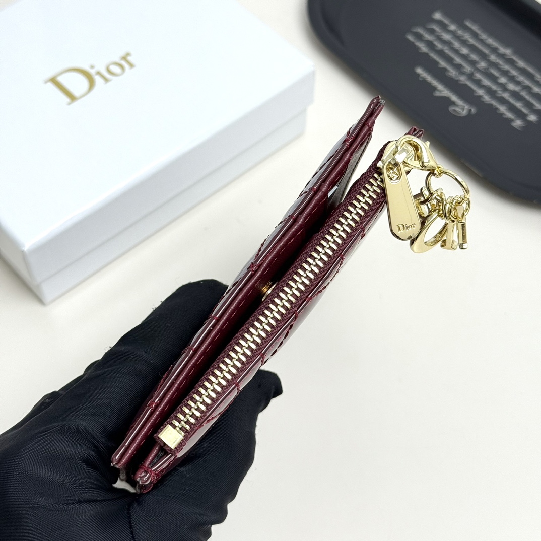 Dior原單短夾 酒紅漆皮Lady Dior圖騰 拉鍊吊飾設計| 10 Dior原單短夾 酒紅漆皮Lady Dior圖騰 拉鍊吊飾設計
