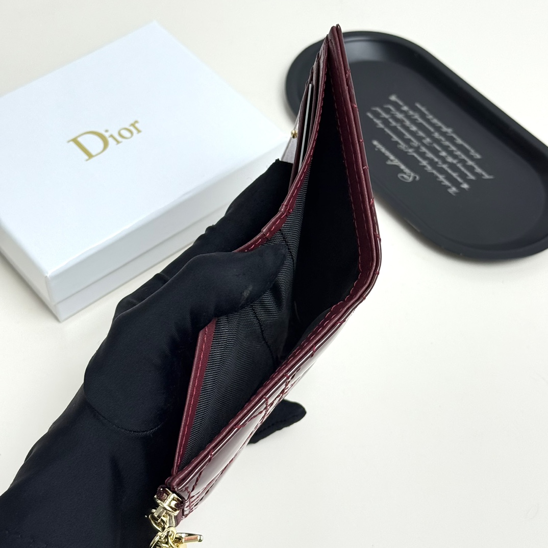 Dior原單短夾 酒紅漆皮Lady Dior圖騰 拉鍊吊飾設計| 7 Dior原單短夾 酒紅漆皮Lady Dior圖騰 拉鍊吊飾設計