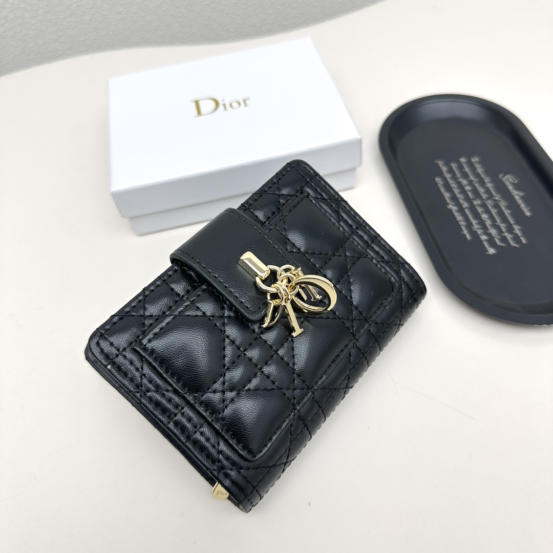 Dior一比一短夾 女士黑色藤格紋皮革 拉釦吊飾設計 經典百搭款| 14 Dior一比一短夾 女士黑色藤格紋皮革 拉釦吊飾設計 經典百搭款