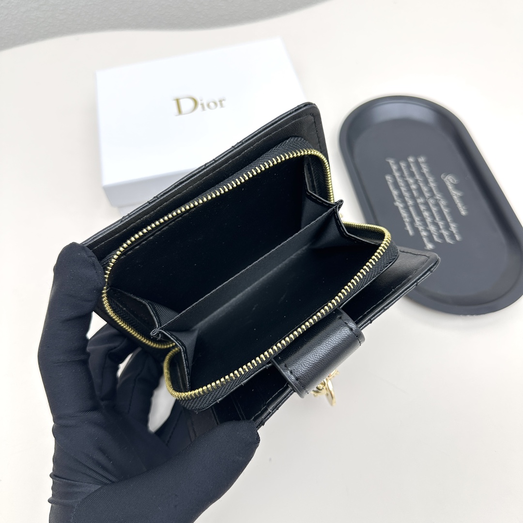 Dior一比一短夾 女士黑色藤格紋皮革 拉釦吊飾設計 經典百搭款| 8 Dior一比一短夾 女士黑色藤格紋皮革 拉釦吊飾設計 經典百搭款