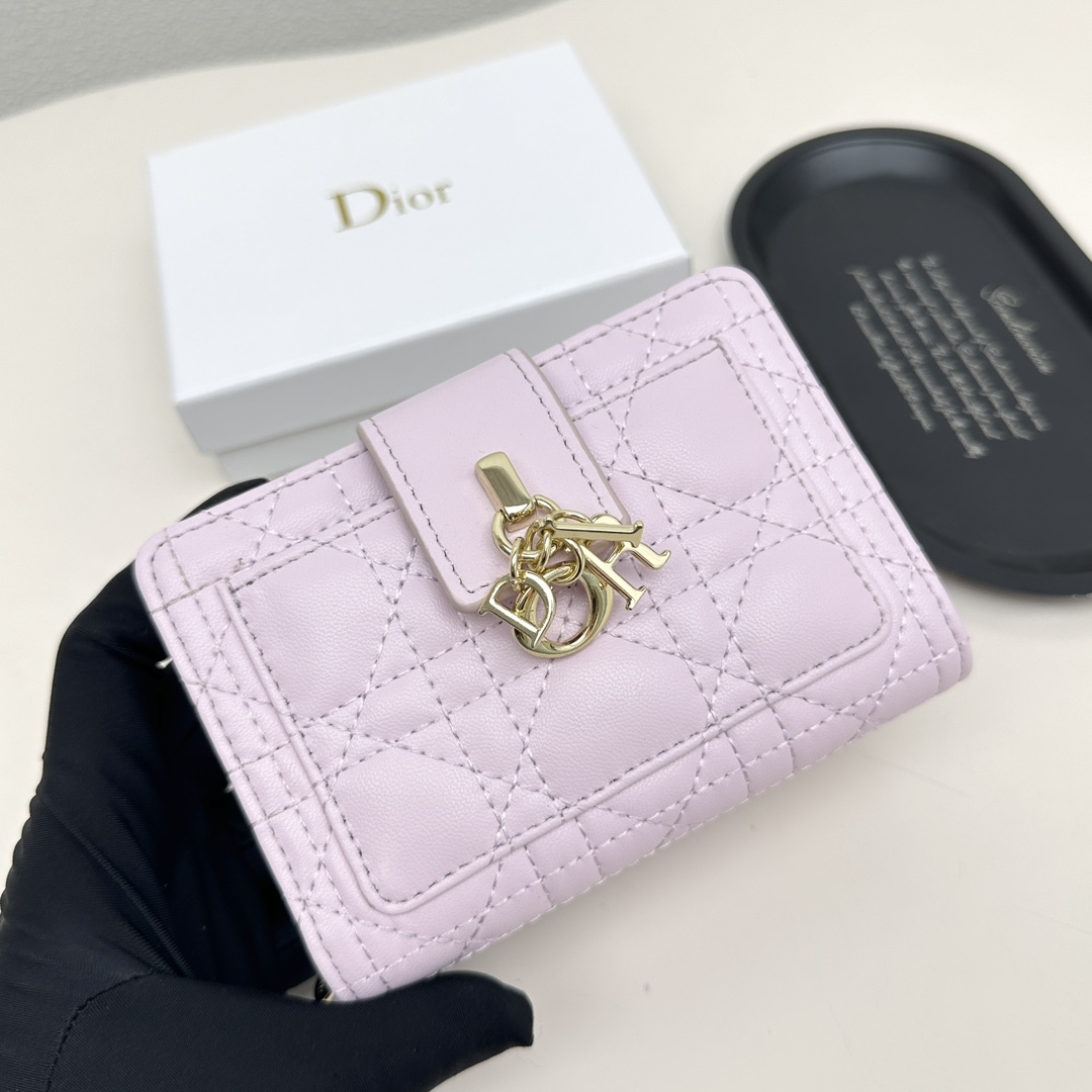 DiorA貨短夾 女士藤格紋櫻花粉拉釦吊飾款 氣質甜美色系| 12 DiorA貨短夾 女士藤格紋櫻花粉拉釦吊飾款 氣質甜美色系