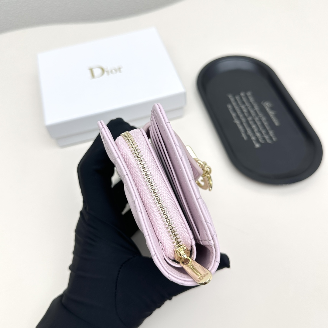 DiorA貨短夾 女士藤格紋櫻花粉拉釦吊飾款 氣質甜美色系| 11 DiorA貨短夾 女士藤格紋櫻花粉拉釦吊飾款 氣質甜美色系