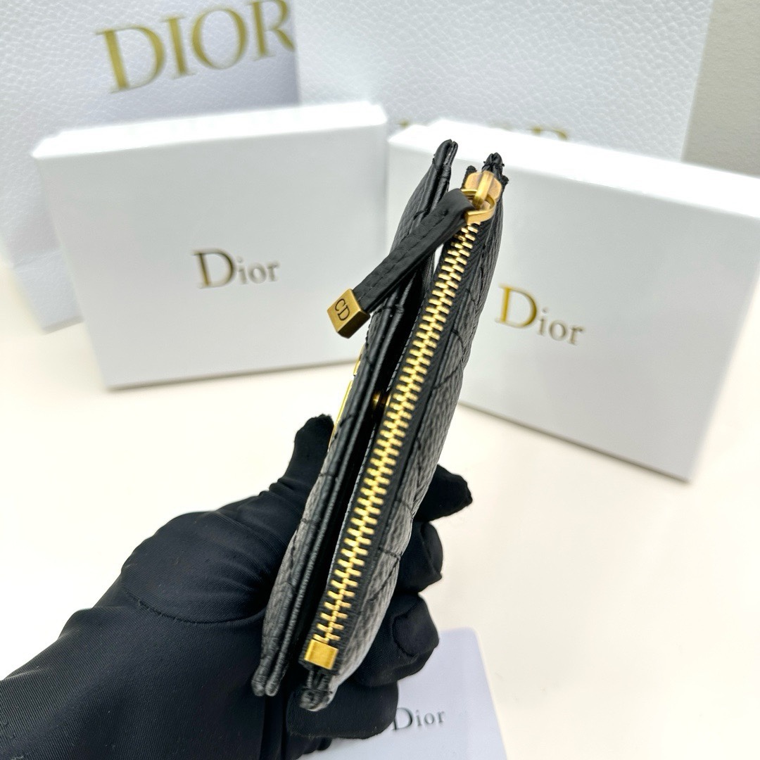 Dior高仿短夾 女士藤格紋黑色小牛皮 金屬CD標精品卡包設計| 10 Dior高仿短夾 女士藤格紋黑色小牛皮 金屬CD標精品卡包設計