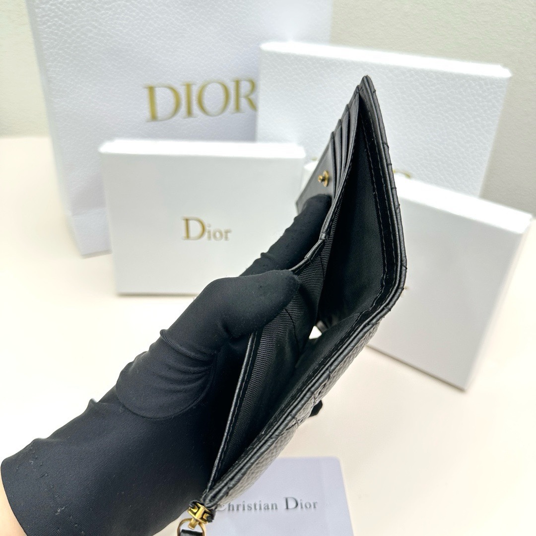 Dior高仿短夾 女士藤格紋黑色小牛皮 金屬CD標精品卡包設計| 8 Dior高仿短夾 女士藤格紋黑色小牛皮 金屬CD標精品卡包設計
