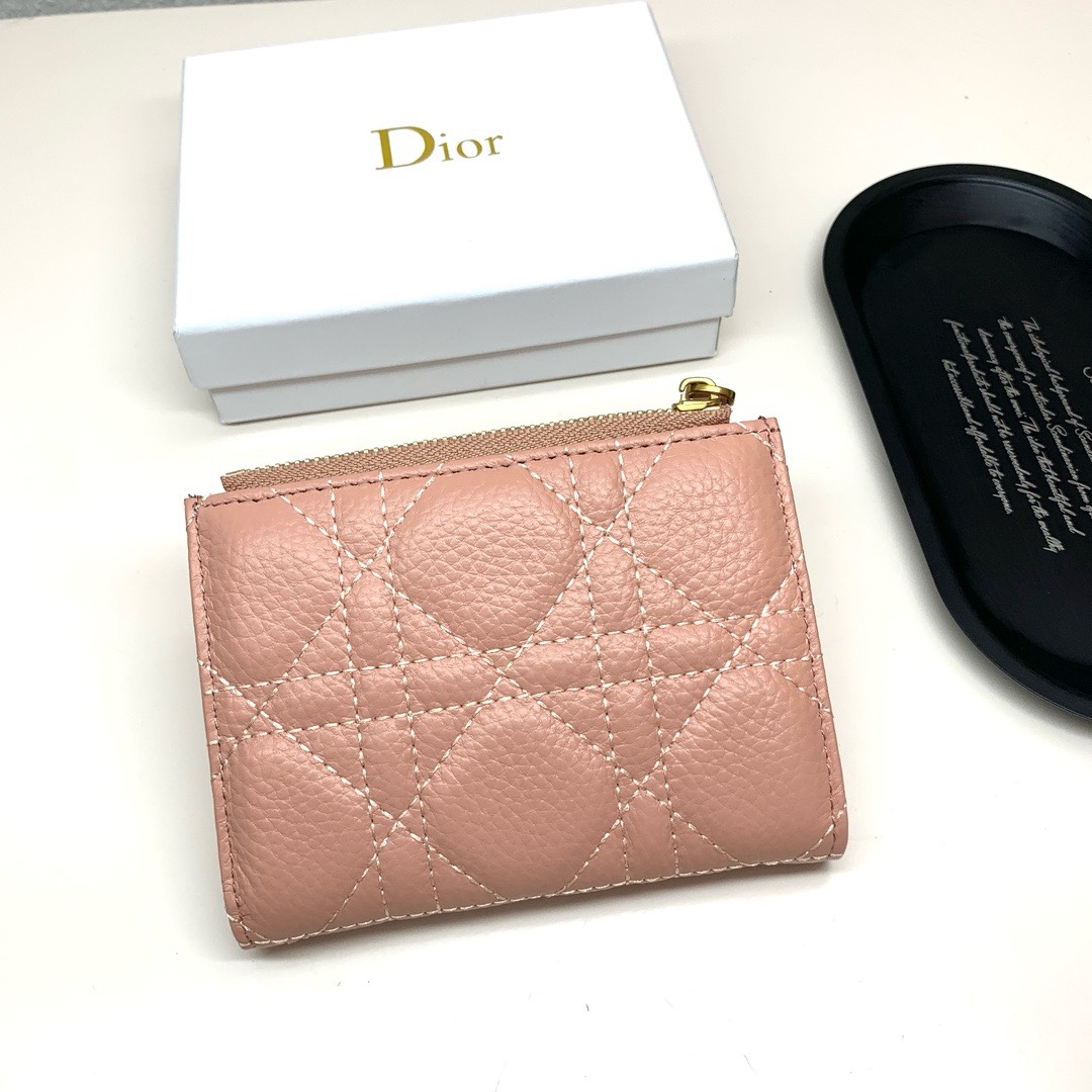 Dior高仿短夾 女士復古粉藤格皮革拉鍊款 CD標精品感升級| 14 Dior高仿短夾 女士復古粉藤格皮革拉鍊款 CD標精品感升級