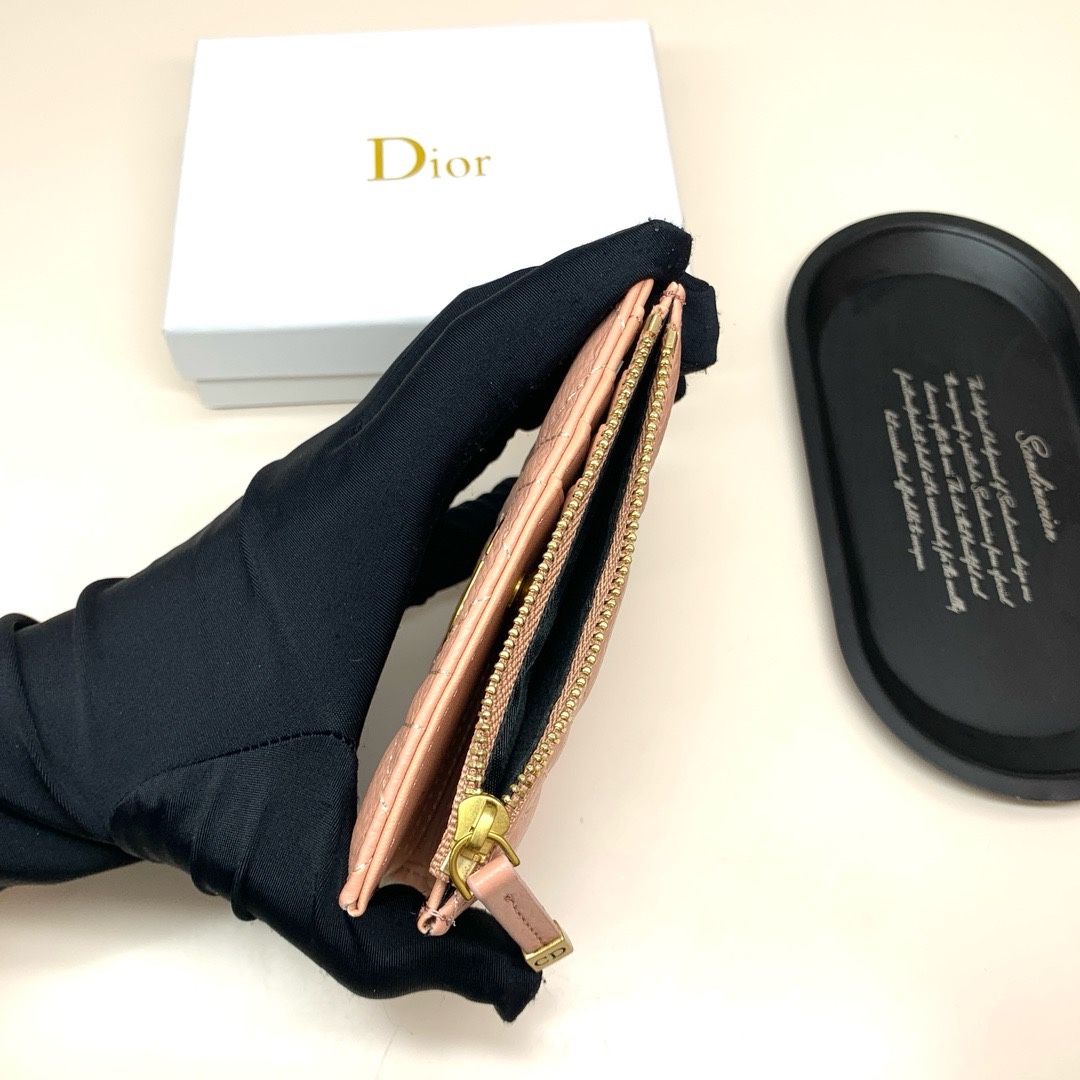 Dior高仿短夾 女士復古粉藤格皮革拉鍊款 CD標精品感升級| 11 Dior高仿短夾 女士復古粉藤格皮革拉鍊款 CD標精品感升級