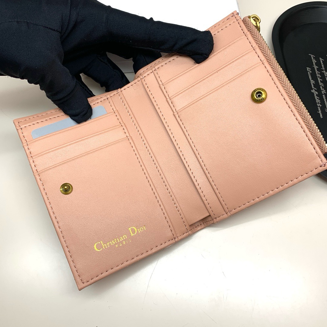 Dior高仿短夾 女士復古粉藤格皮革拉鍊款 CD標精品感升級| 10 Dior高仿短夾 女士復古粉藤格皮革拉鍊款 CD標精品感升級
