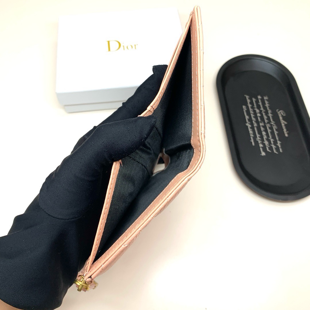Dior高仿短夾 女士復古粉藤格皮革拉鍊款 CD標精品感升級| 9 Dior高仿短夾 女士復古粉藤格皮革拉鍊款 CD標精品感升級