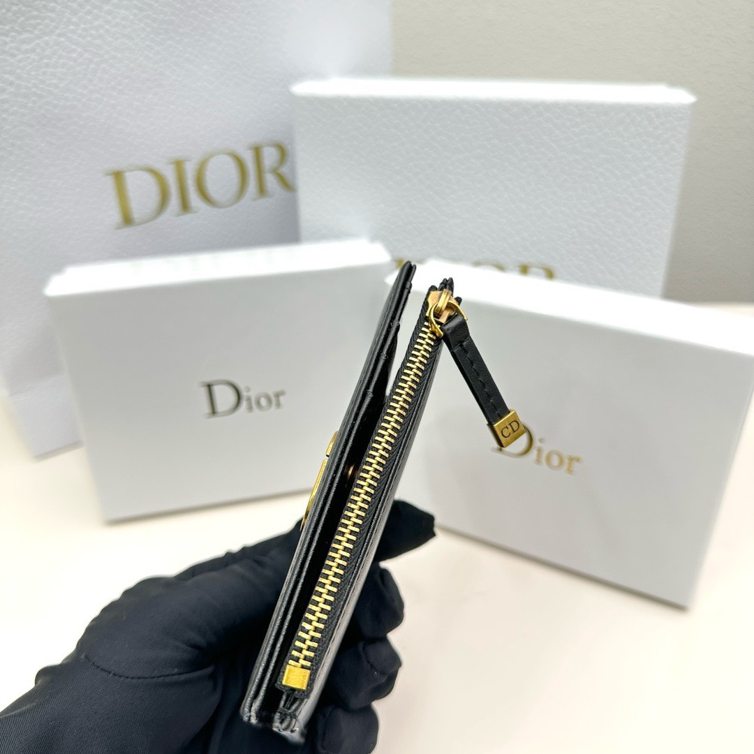 Dior原單卡夾 黑色皮革拉鍊款 女用極簡風CD金標設計| 10 Dior原單卡夾 黑色皮革拉鍊款 女用極簡風CD金標設計