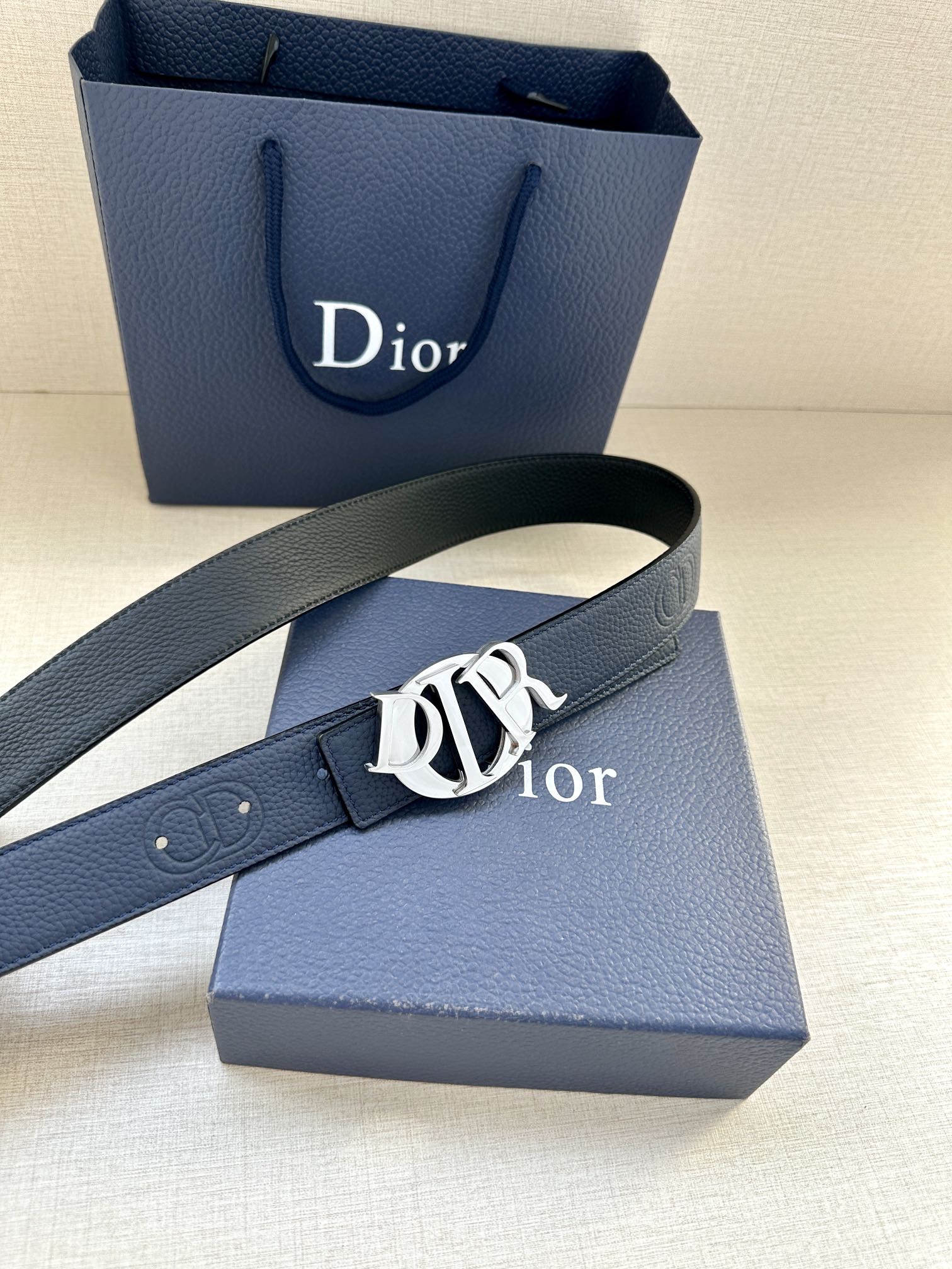Dior 原單男士皮革皮帶 經典 Dior 字母扣款式| 11 Dior 原單男士皮革皮帶 經典 Dior 字母扣款式